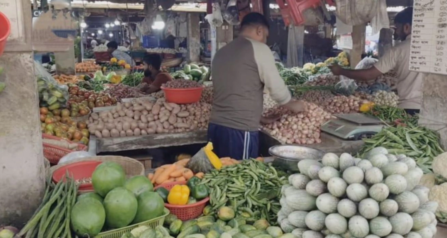 পাল্টে গেছে বোতলজাত সয়াবিন তেলের বাজার, মুরগির দামে আগুন