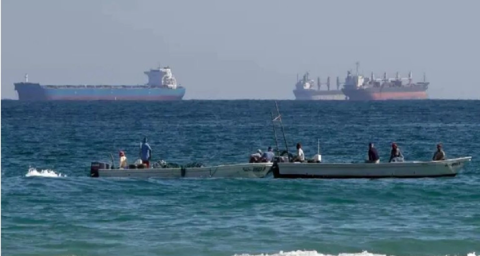 ইরানের নৌবাহিনীর গুলি, পিছু হটতে বাধ্য হলো দুই ভারতীয় জাহাজ