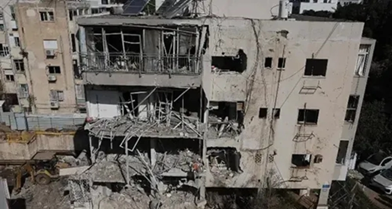 ইরানের হামলায় তেল আবিবে হাজারের বেশি অ্যাপার্টমেন্ট বসবাসের অযোগ্য