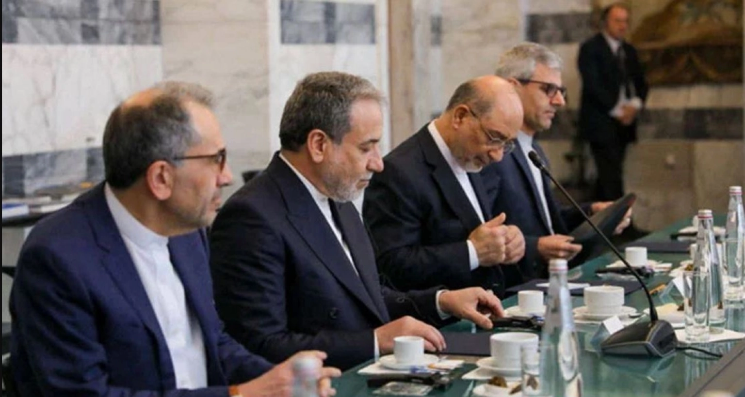 শেষ মুহুর্তে ‘লাল রেখা’ টেনে বৈঠকে বসতে সম্মত হয়েছে ইরান