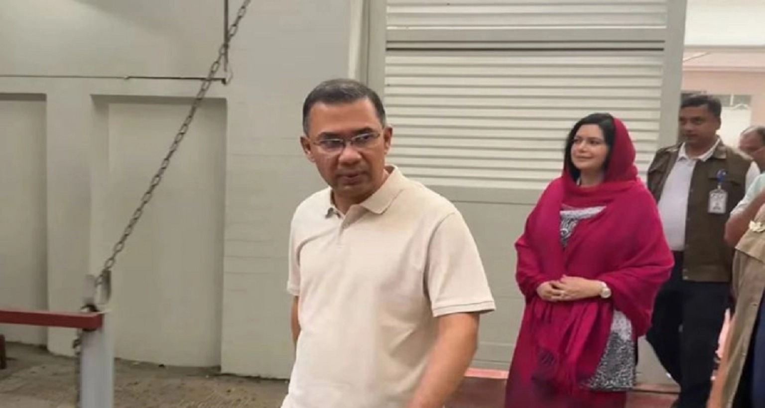 পৈত্রিক ভিটায় বসে বগুড়ার দুই বিখ্যাত খাবার খেলেন প্রধানমন্ত্রী 