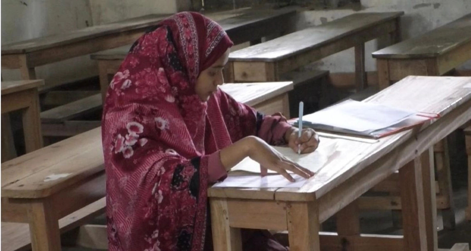 সিজার হয়েছে ৩ দিন আগে, সেই নবজাতক রেখে পরীক্ষার হলে মা