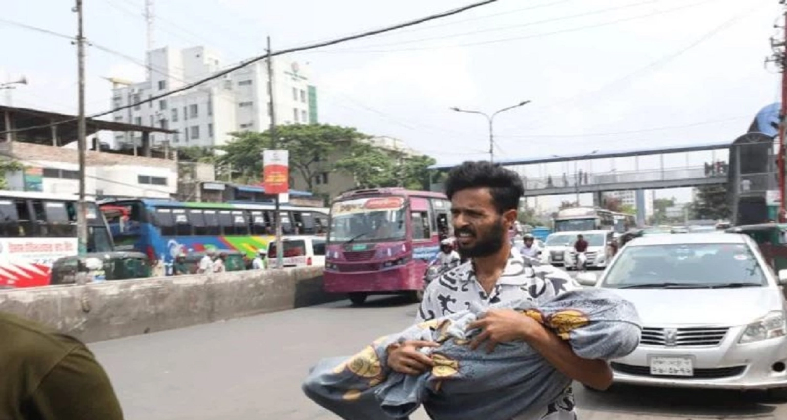 হামে মারা যাওয়া শিশুর নিথর দেহ নিয়ে হাঁটছেন যুবক, হৃদয়বিদারক দৃশ্য