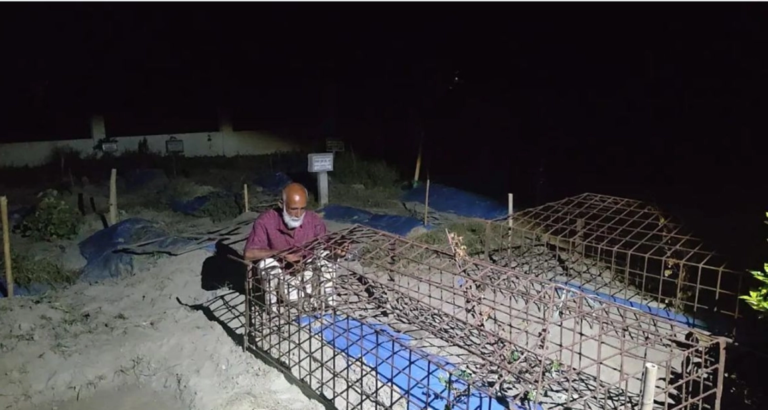 রাত জেগে সন্তানের কবর পাহারা দিচ্ছেন বৃদ্ধ বাবা