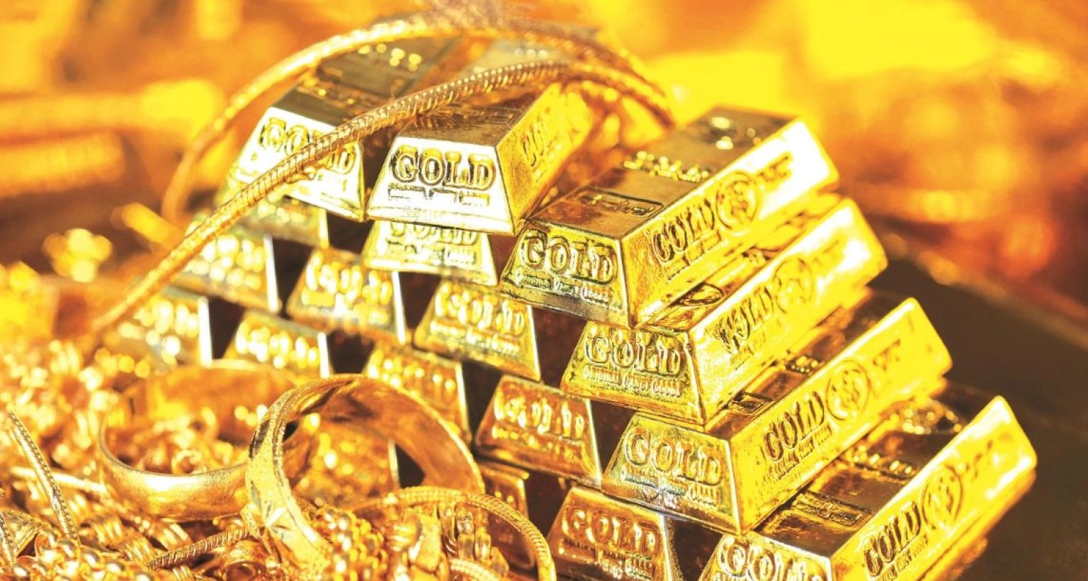 হঠাৎ প্রায় প্রায় ০.৯% কমে গেল স্পট গোল্ডের দাম