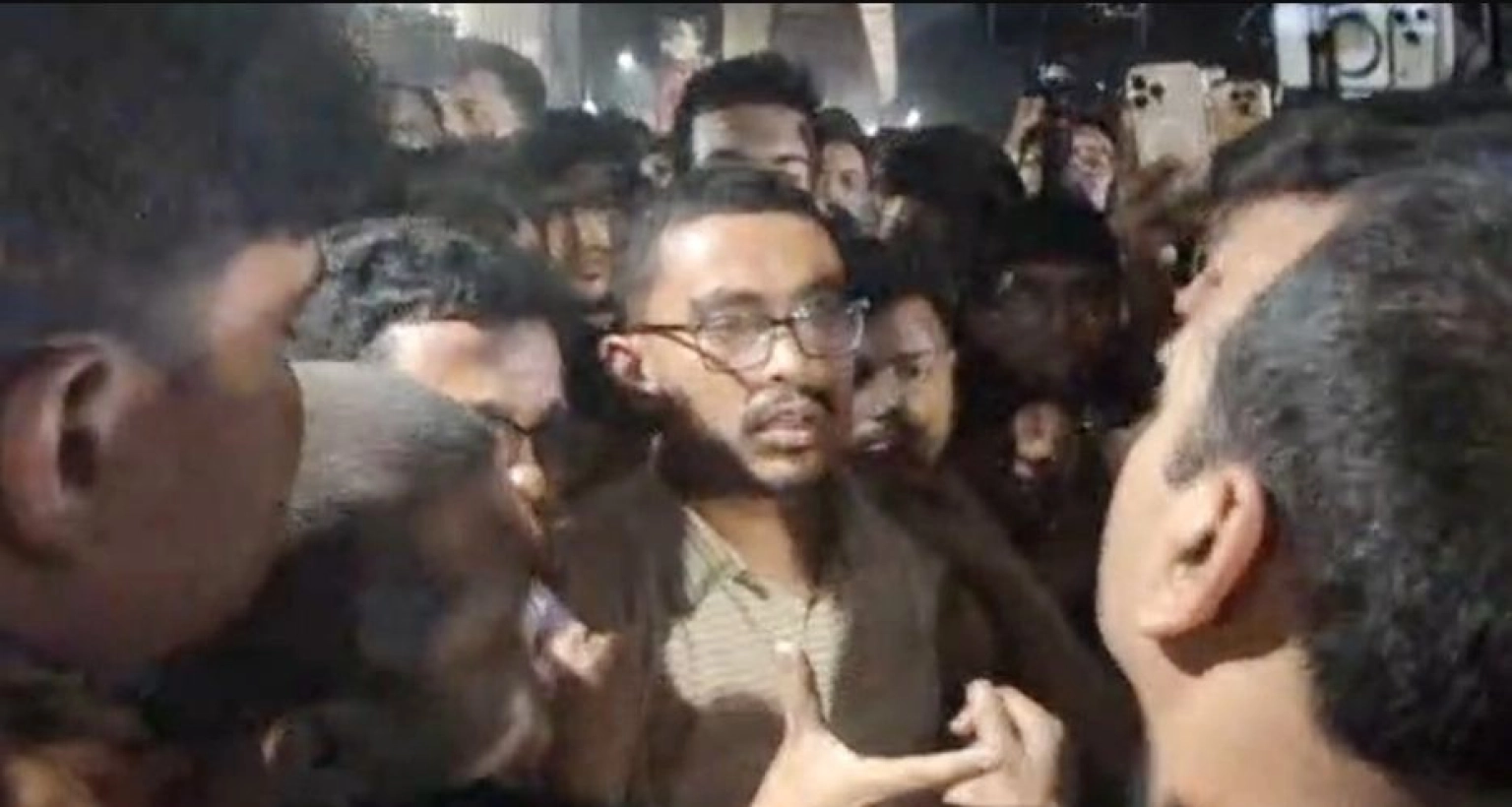  উত্তপ্ত পরিস্থিতি, ছাত্রদলের তোপে সাদিক কায়েম