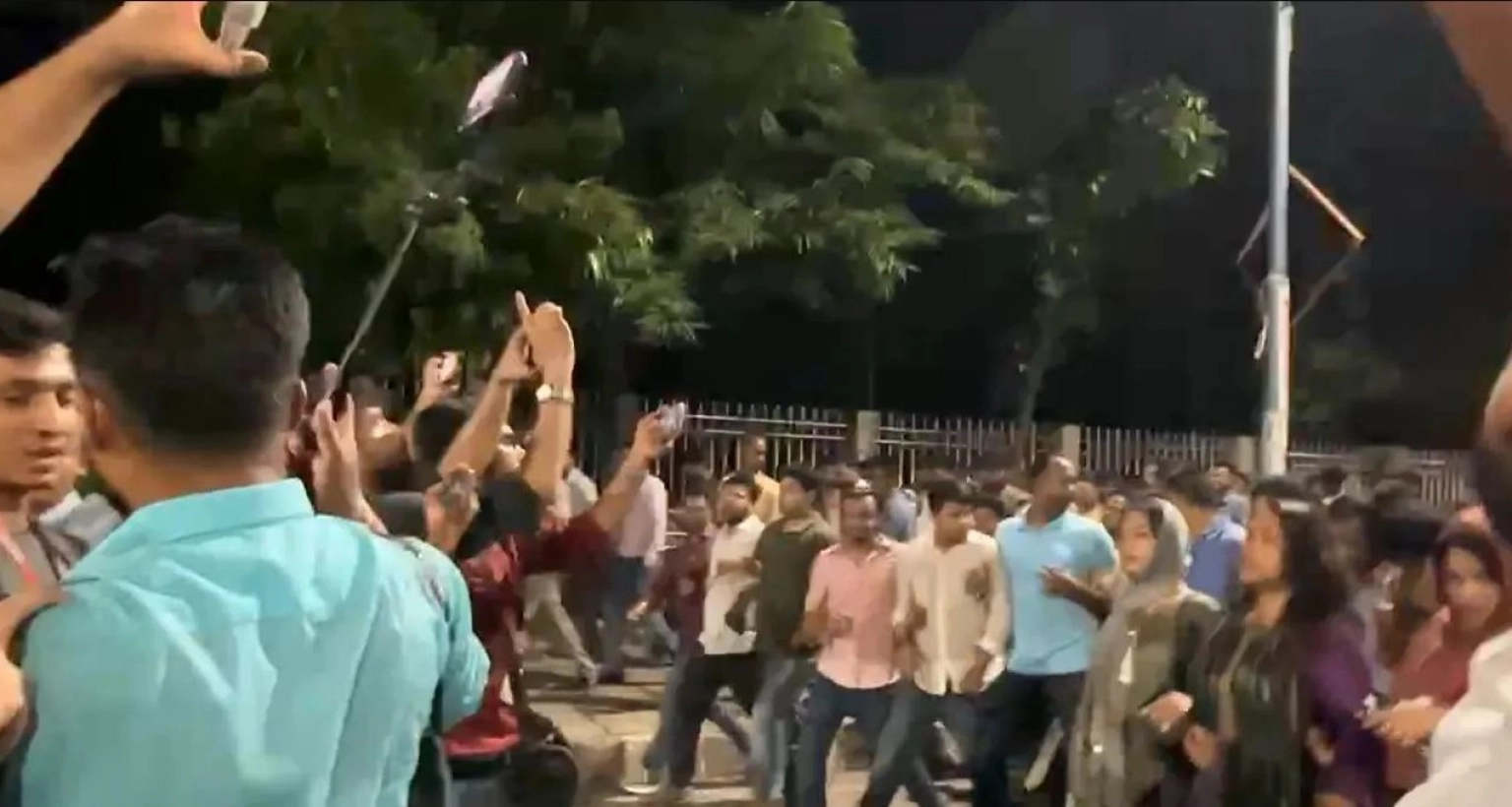 উত্তেজনা, মুখোমুখি হয়ে পড়েন রাকিব-সাদিক, তারপর...