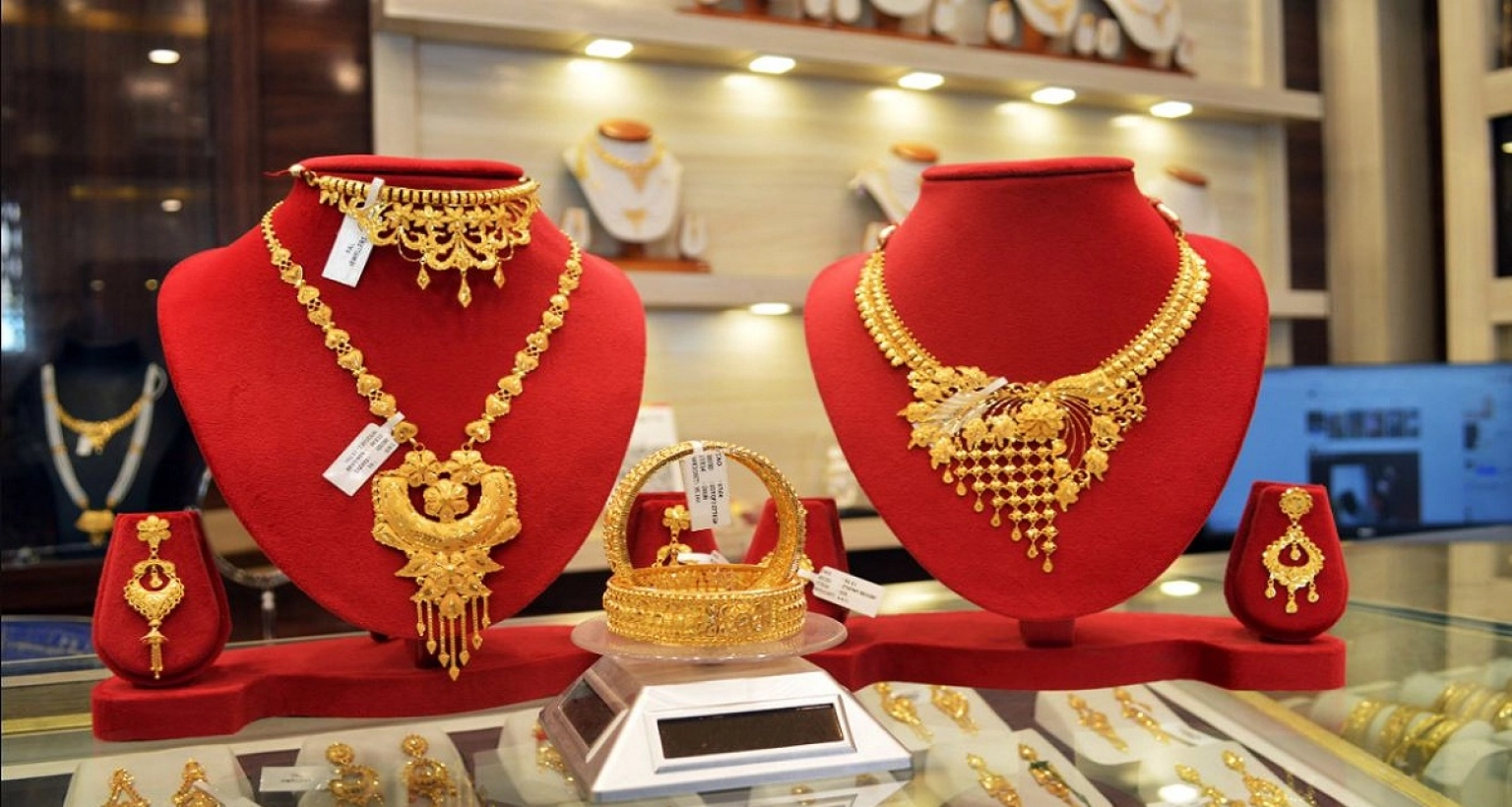 এবার এক লাফে অনেক কমলো ভরিপ্রতি স্বর্ণের দাম