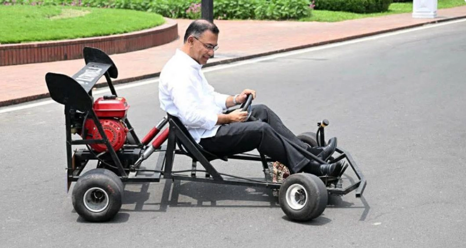 প্রধানমন্ত্রী-নিজে-চালালেন-কলেজছাত্রের-বানানো-এই-কার