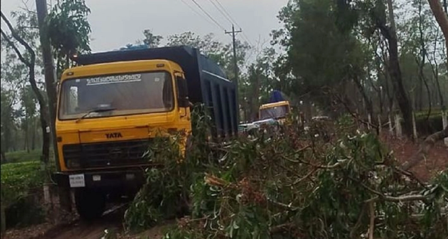 ভোর রাতের মধ্যে দুই দফায় কালবৈশাখী ঝড়ের আঘাত, হবিগঞ্জ লন্ডভন্ড