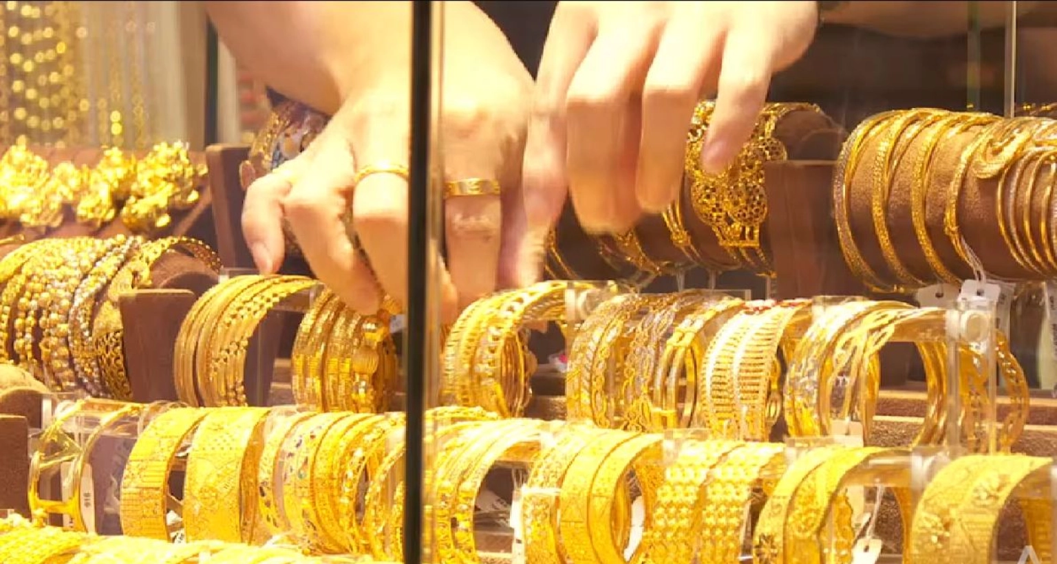 ৩ হাজার ২৬৬ টাকা কমলো ভরিপ্রতি স্বর্ণের দাম