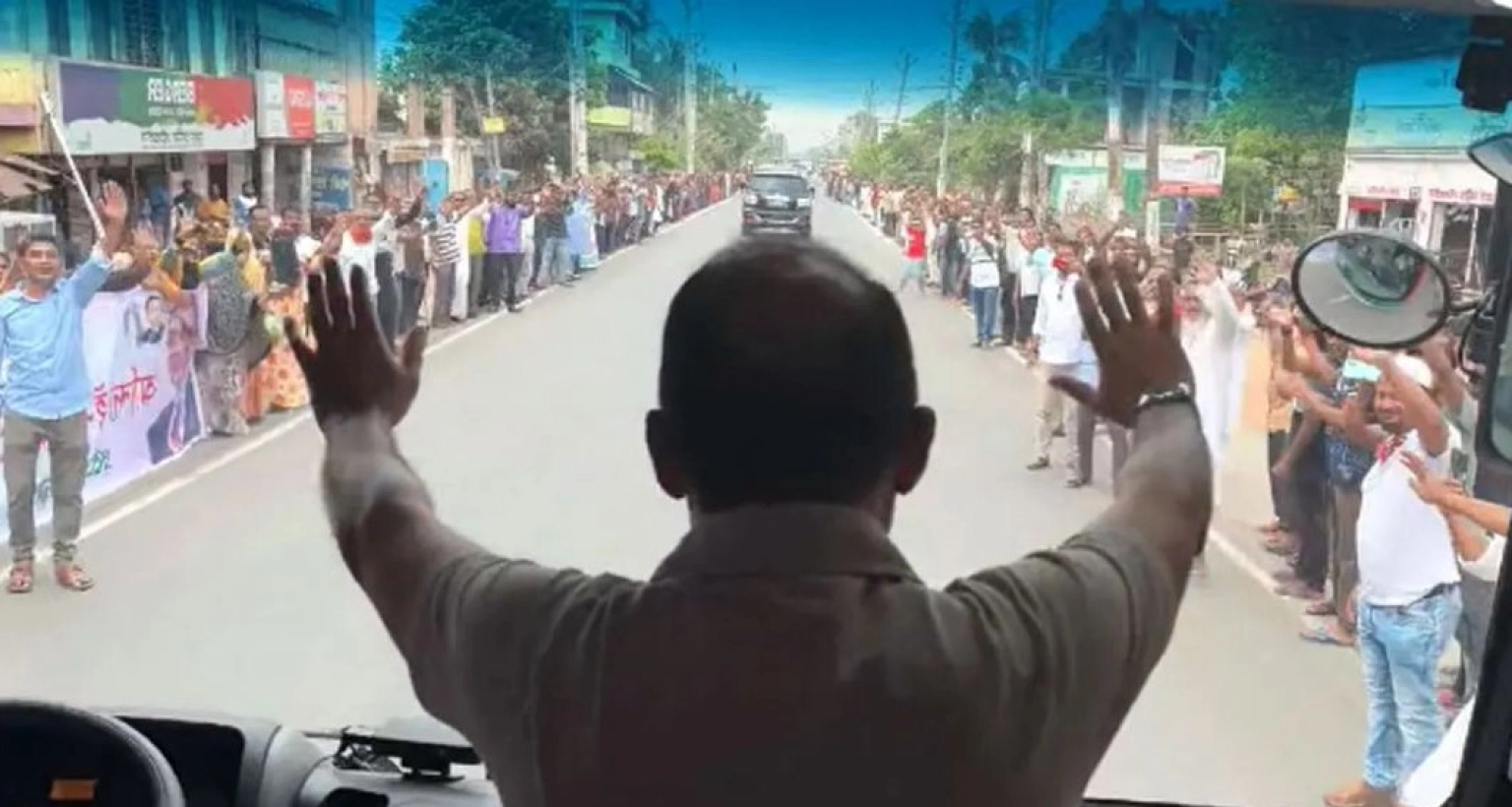 ৩০ কিমি রাস্তাজুড়ে হাজার হাজার লোকজনের স্লোগান দিয়ে সংবর্ধনা