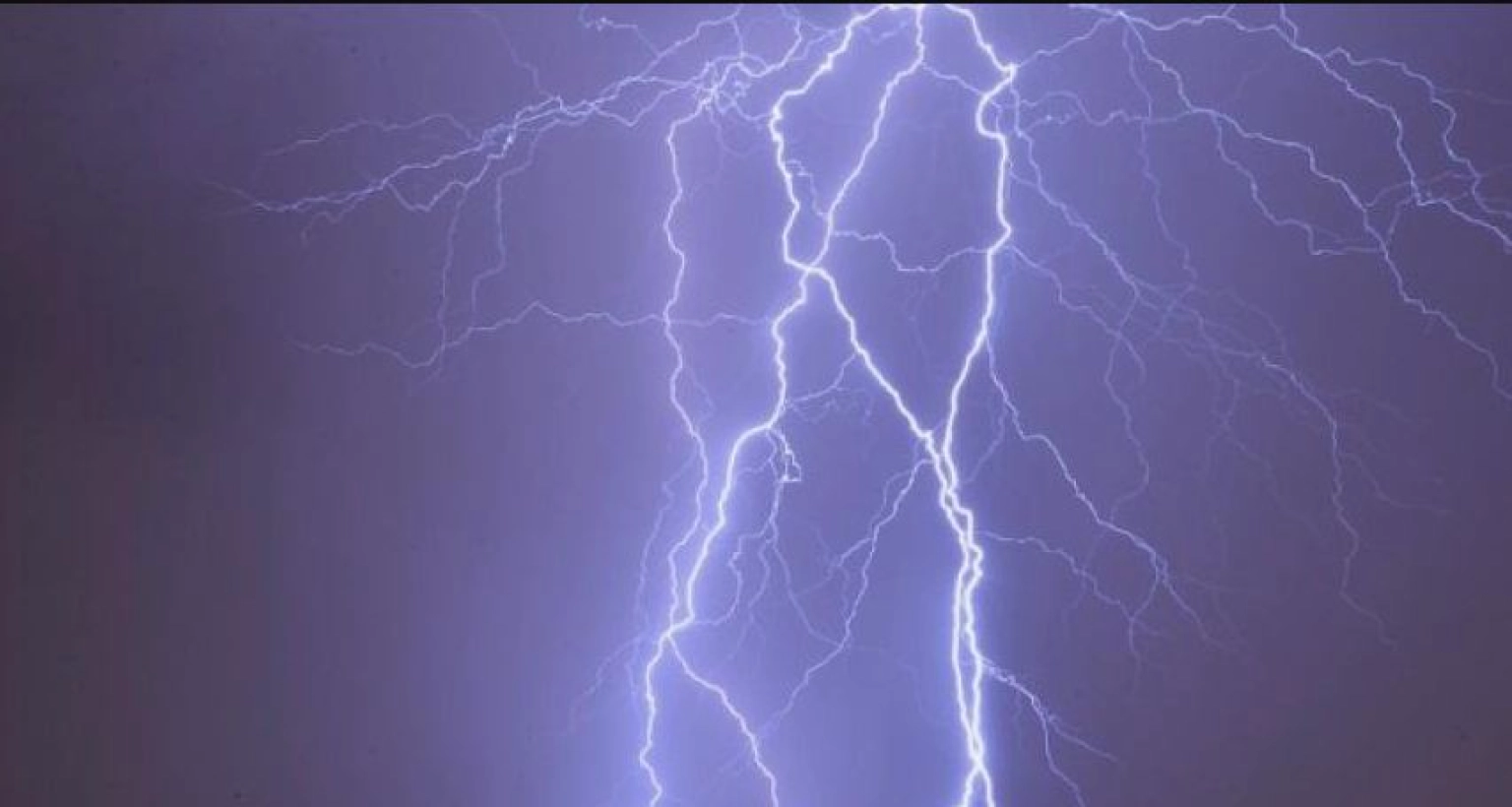 বজ্রপাতের সময় কী করা উচিৎ, রক্ষা পাওয়ার সঠিক উপায়