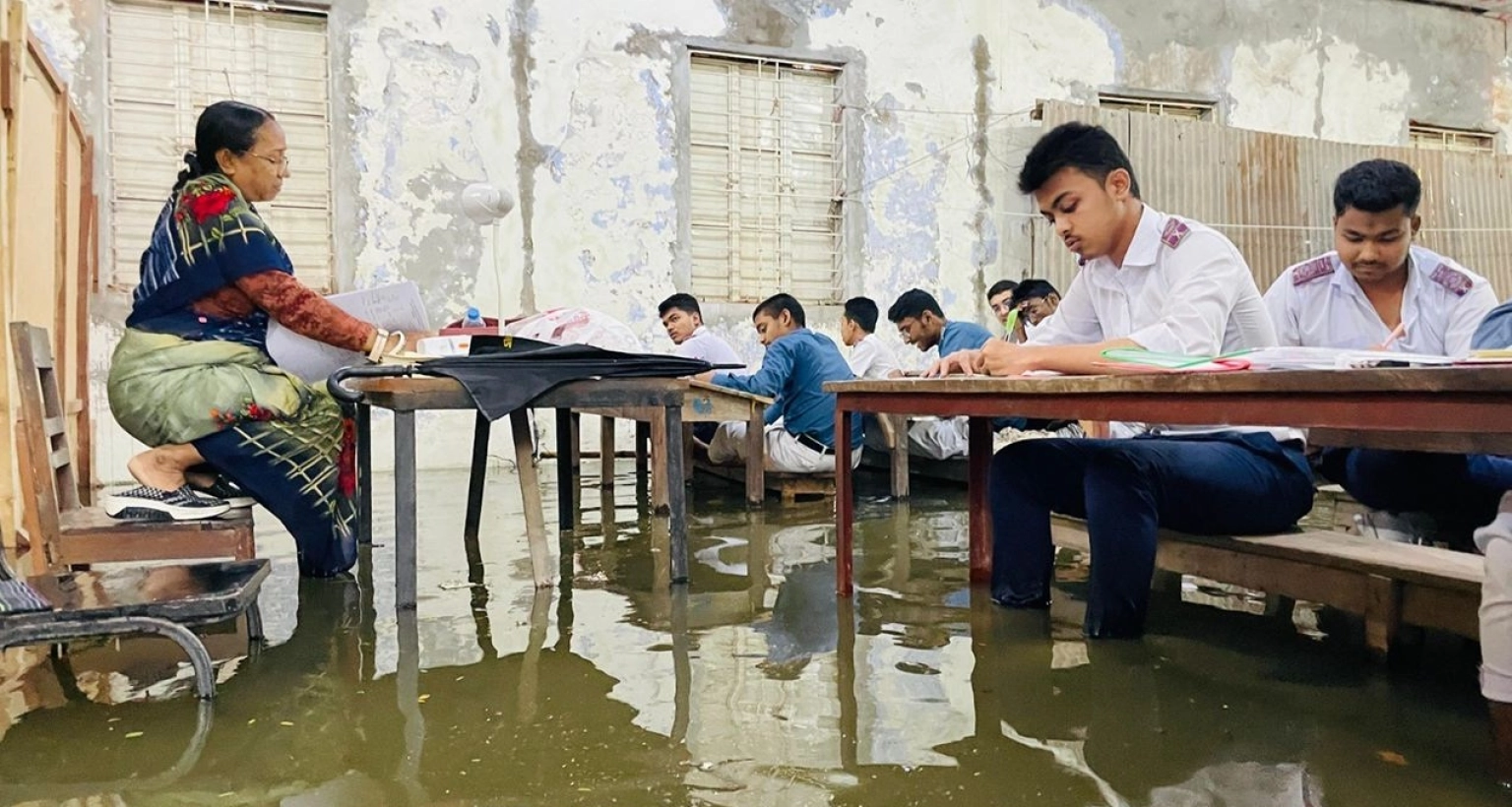 পানিতে পা ডুবিয়ে এসএসসি পরীক্ষা!