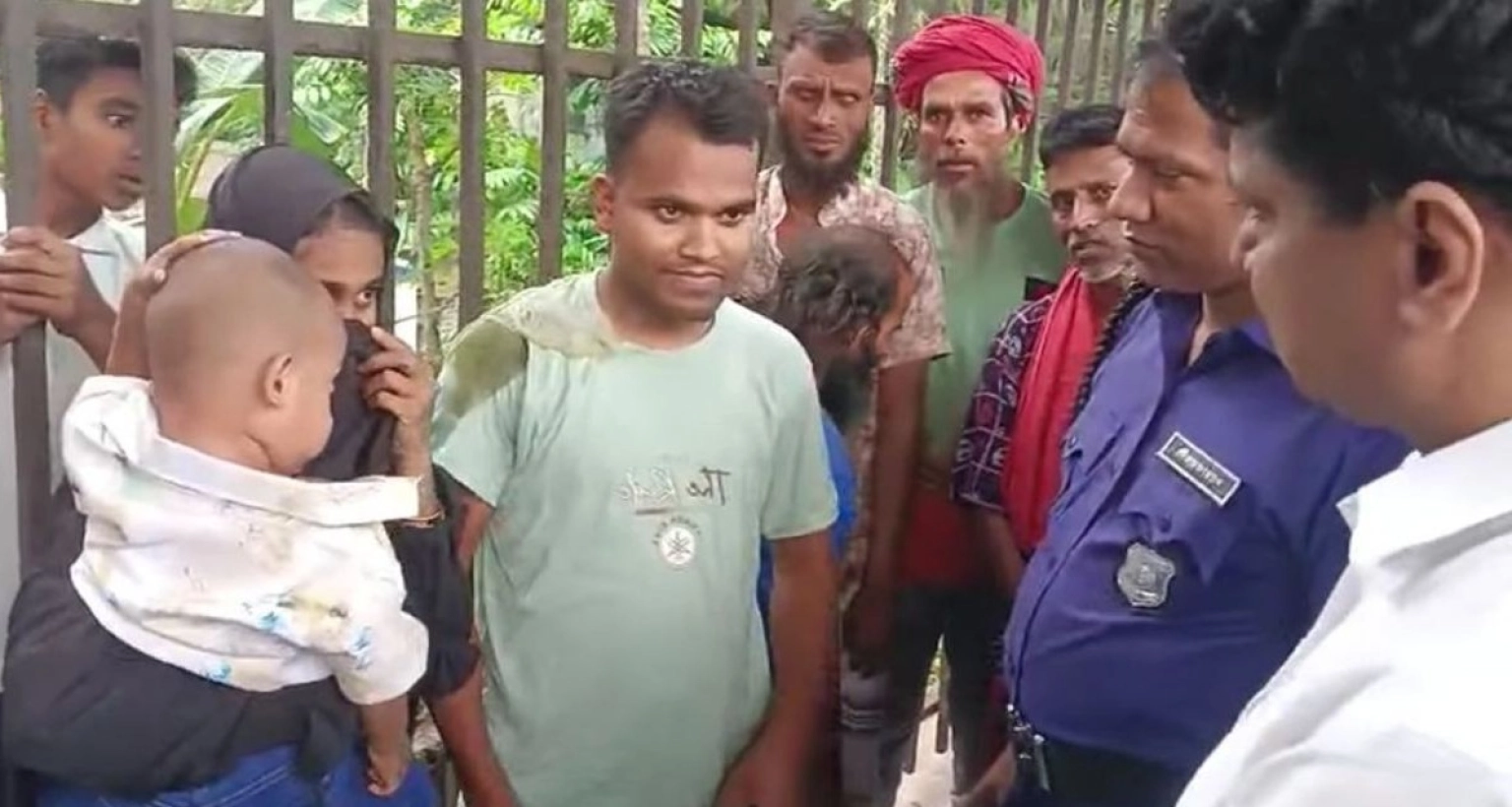  ট্রেনের ৮টি বগি বাবা ও ছেলের উপর দিয়ে চলে গেলেও স্পর্শ হয়নি তাদের শরীরে