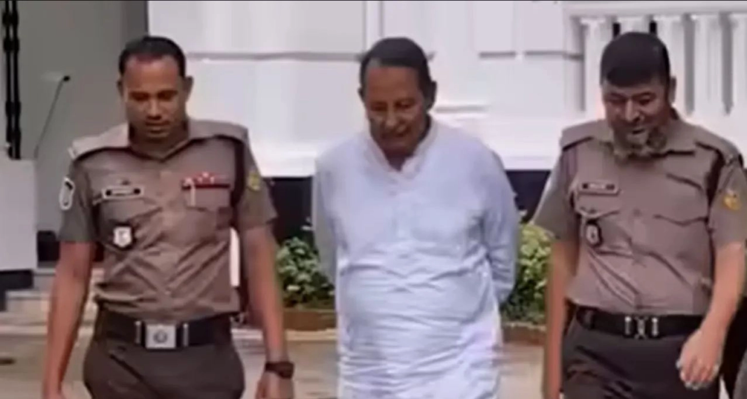 ইনুকে ‘টেনশন কইরেন না’ বলা সেই ২ পুলিশ সদস্যকে শাস্তি