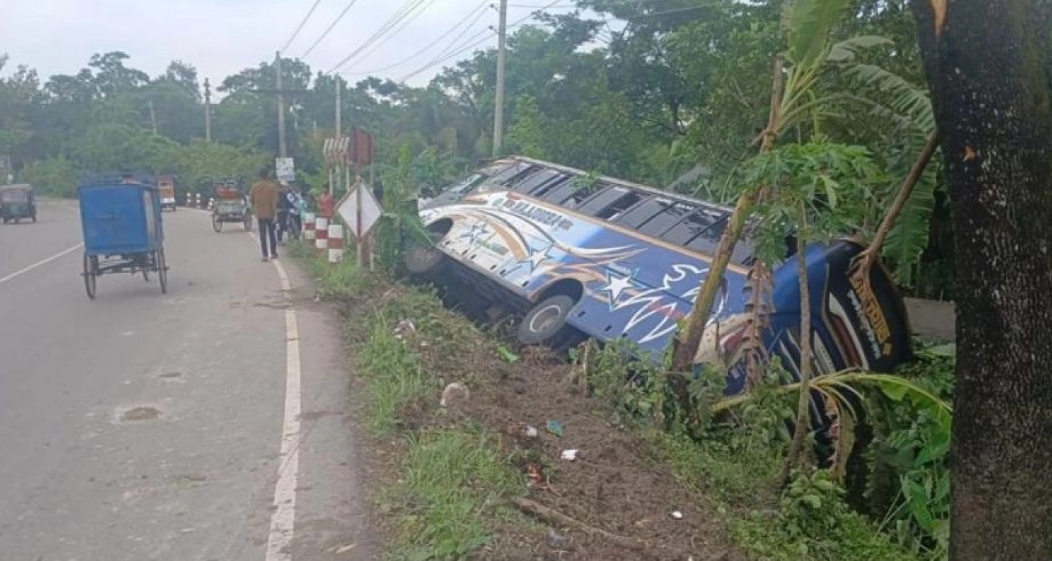 নিয়ন্ত্রণ হারিয়ে খাদে গিয়ে পড়ল যাত্রীবাহী বাস