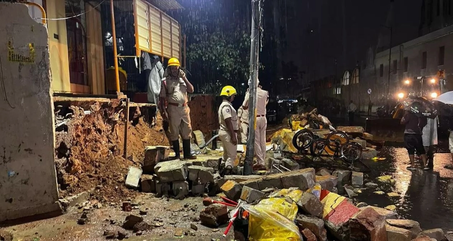 ভারী বৃষ্টির মধ্যে হাসপাতালের দেয়াল ধসে শিশুসহ ৭জনের মৃত্যু 