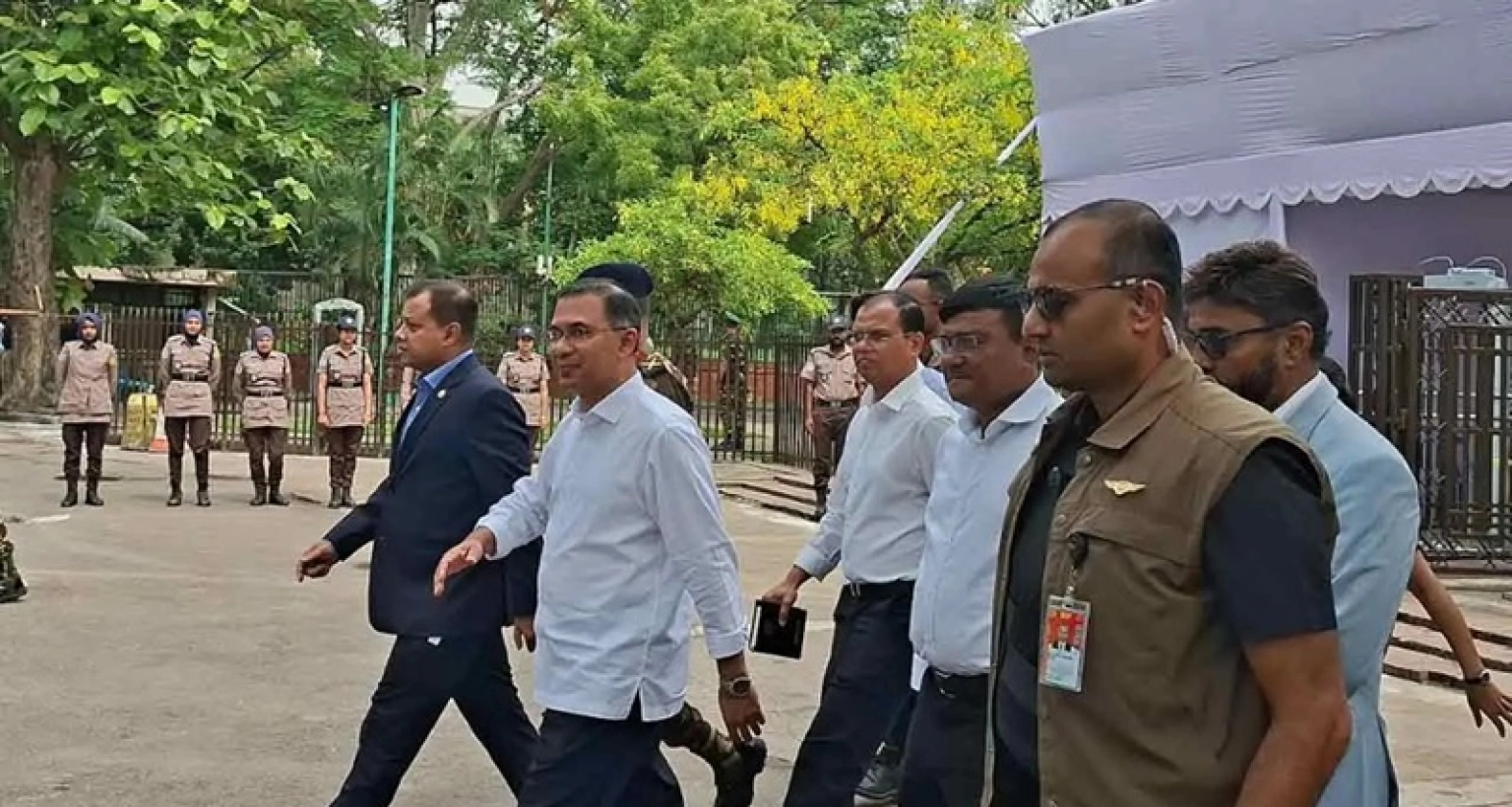 নিরাপত্তা-কড়াকড়ি-ভুলে-জনতার-কাতারে-তারেক-রহমান