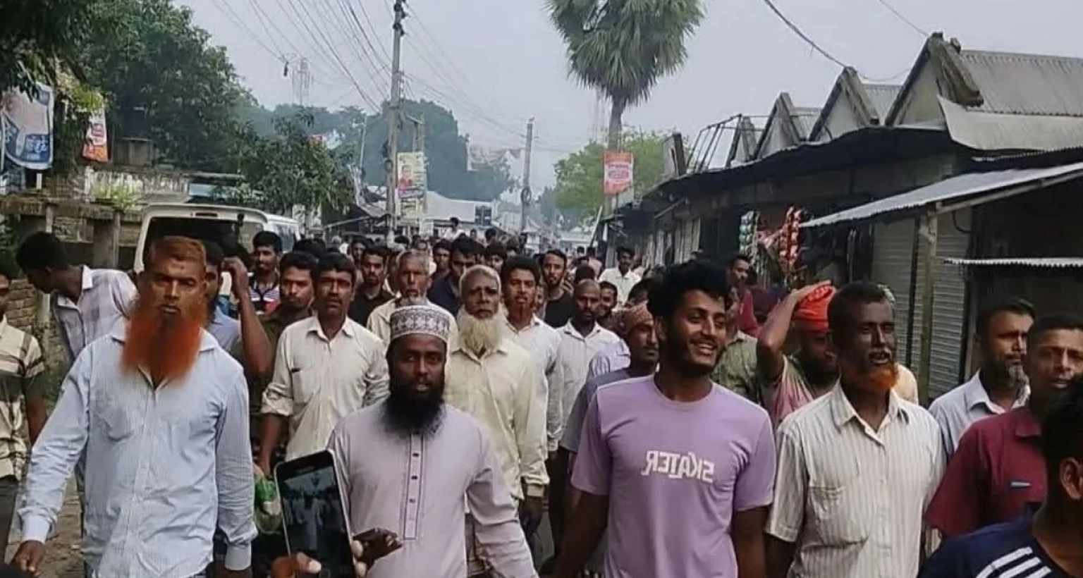 বাজারে পেঁয়াজ বিক্রি করতে আসা কৃষকদের বিক্ষোভ মিছিল