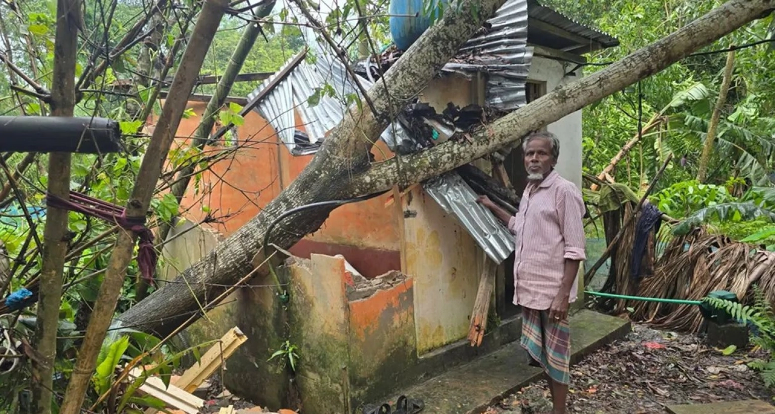 আকস্মিক ঝড়ে শতাধিক ঘরবাড়ি বিধ্বস্ত, লন্ডভন্ড বিস্তীর্ণ এলাকা
