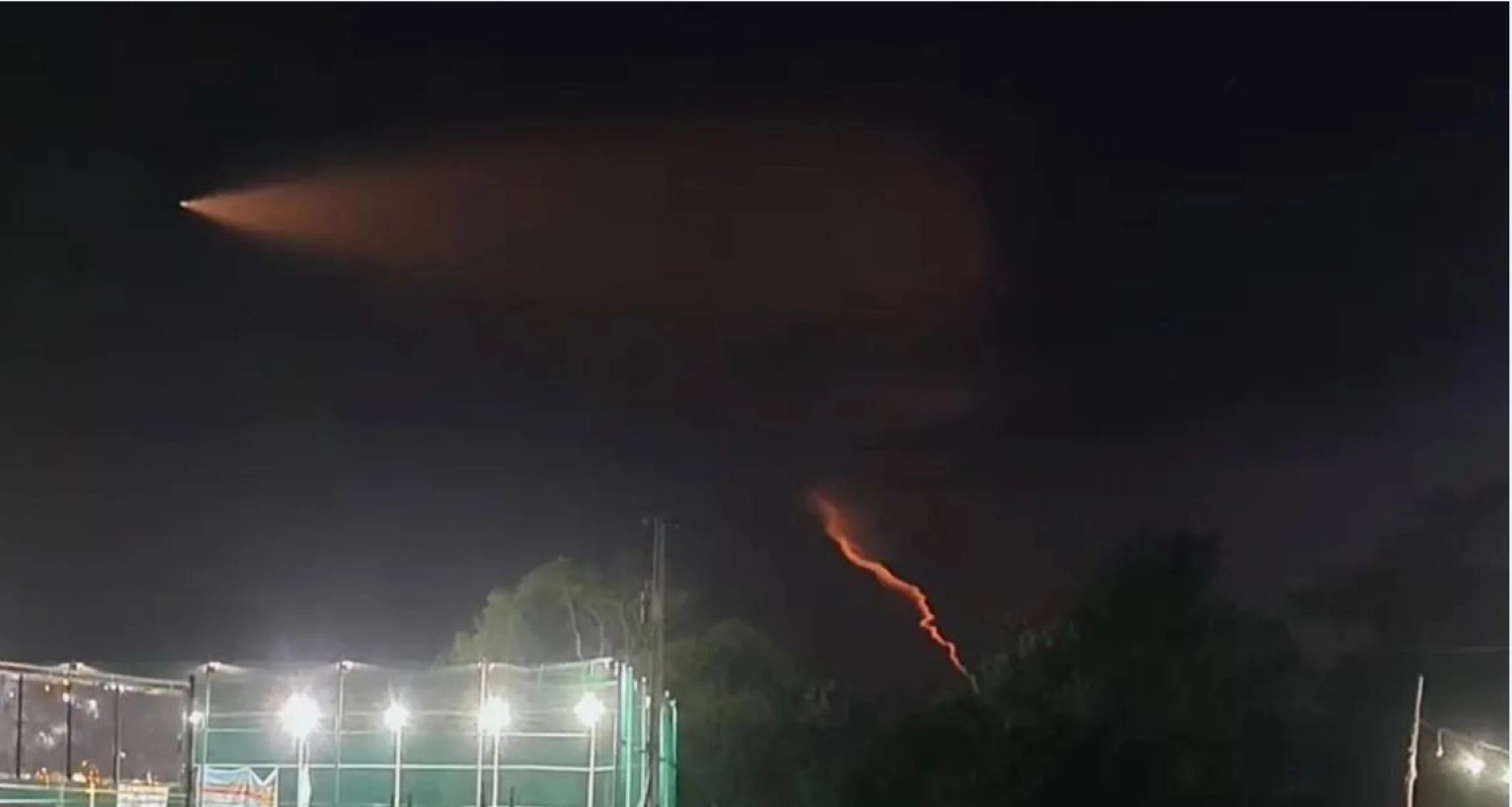 রহস্যময় আলোর রশ্মির দেখা মিলল কক্সবাজারের আকাশে