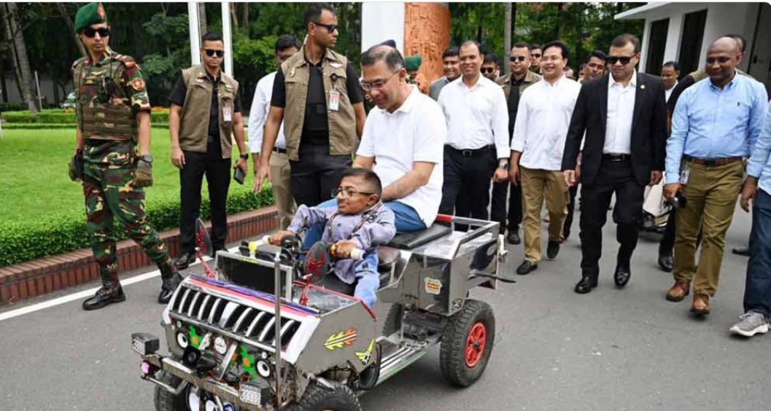 রিফাতের বানানো ‘স্মার্ট কারে’ চড়ে ঘুরলেন প্রধানমন্ত্রী তারেক রহমান