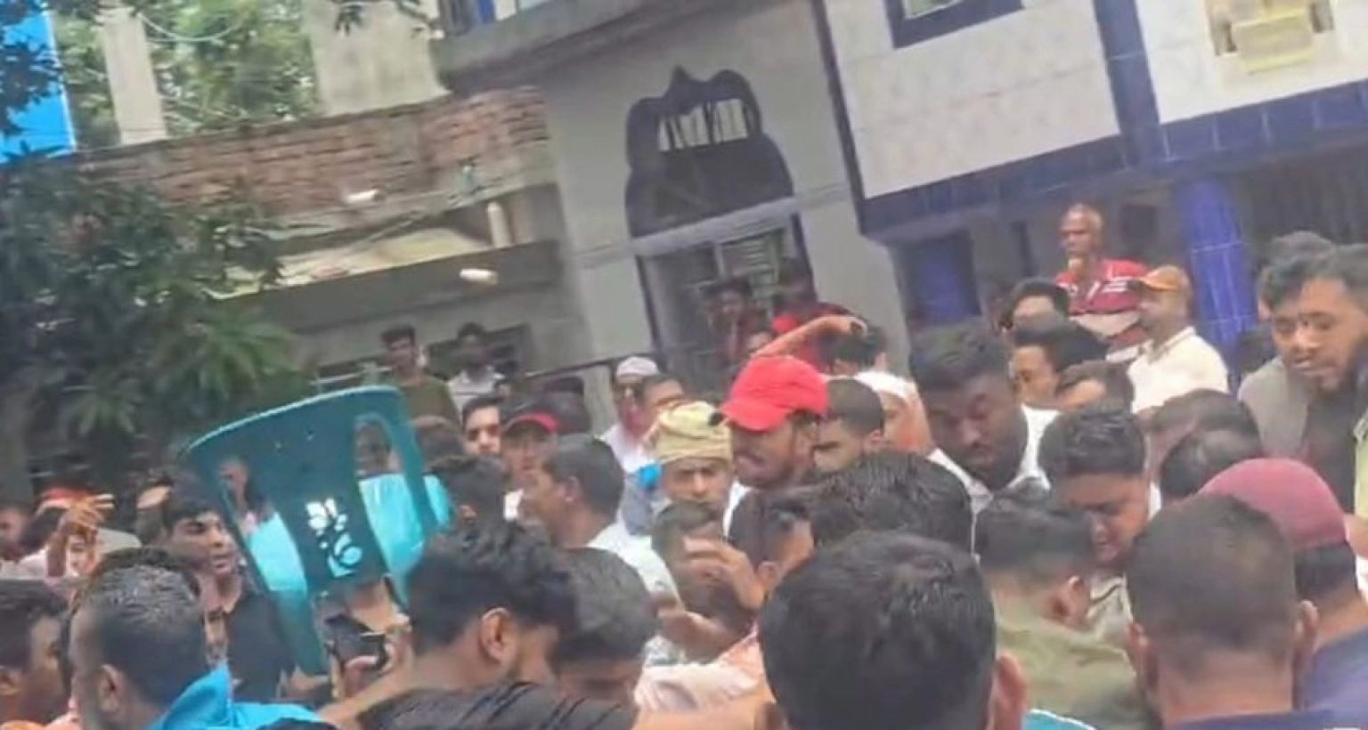দুপক্ষের সংঘর্ষ-গোলাগুলি, আহত ১৫