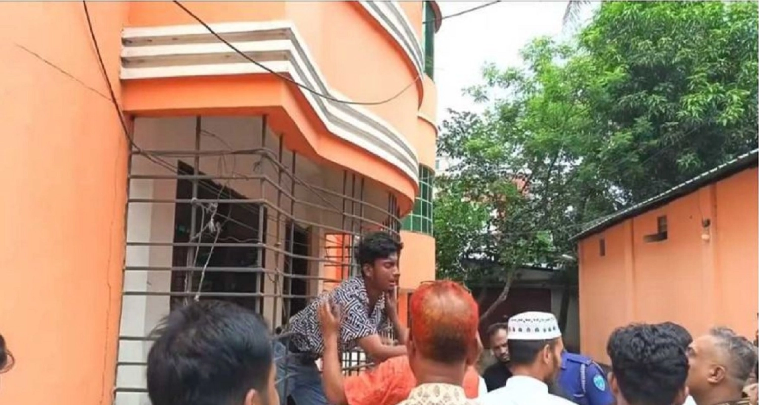 চুরি করে পালানোর সময় গ্রিলে আটকা পড়েছে যুবক, তারপর...