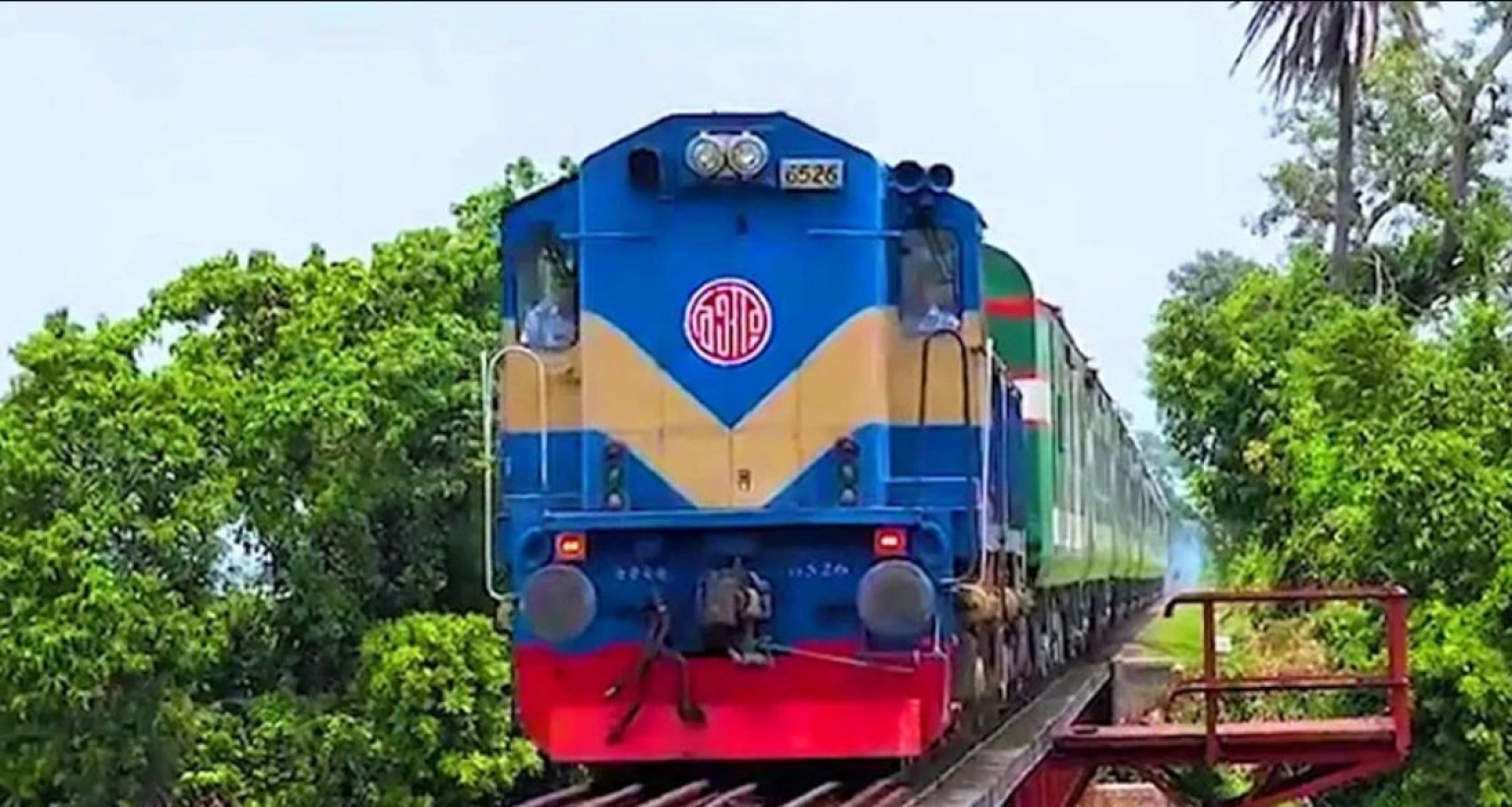  টিকটক করতে গিয়ে ট্রেনের ধাক্কায় ঘটনাস্থলেই দুই যুবকের মৃত্যু