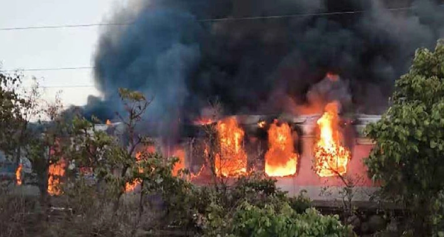  চলন্ত ট্রেনে ভয়াবহ আগুন