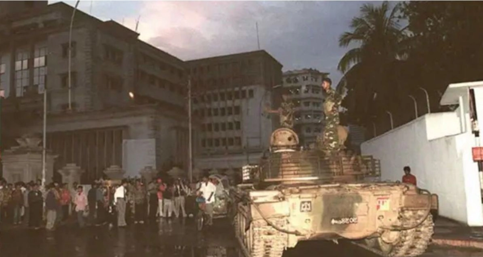 ১৯৯৬-সালের-এই-দিনে-‘ভারি-অস্ত্র-নিয়ে-ঢাকার-পথে-রওনা-হয়েছিল-একদল-সেনা’-তাদের-ঠেকাতে-ঢাকায়-প্রস্তুতি-নিতে-শুরু-করে-আরেকদল-সেনা