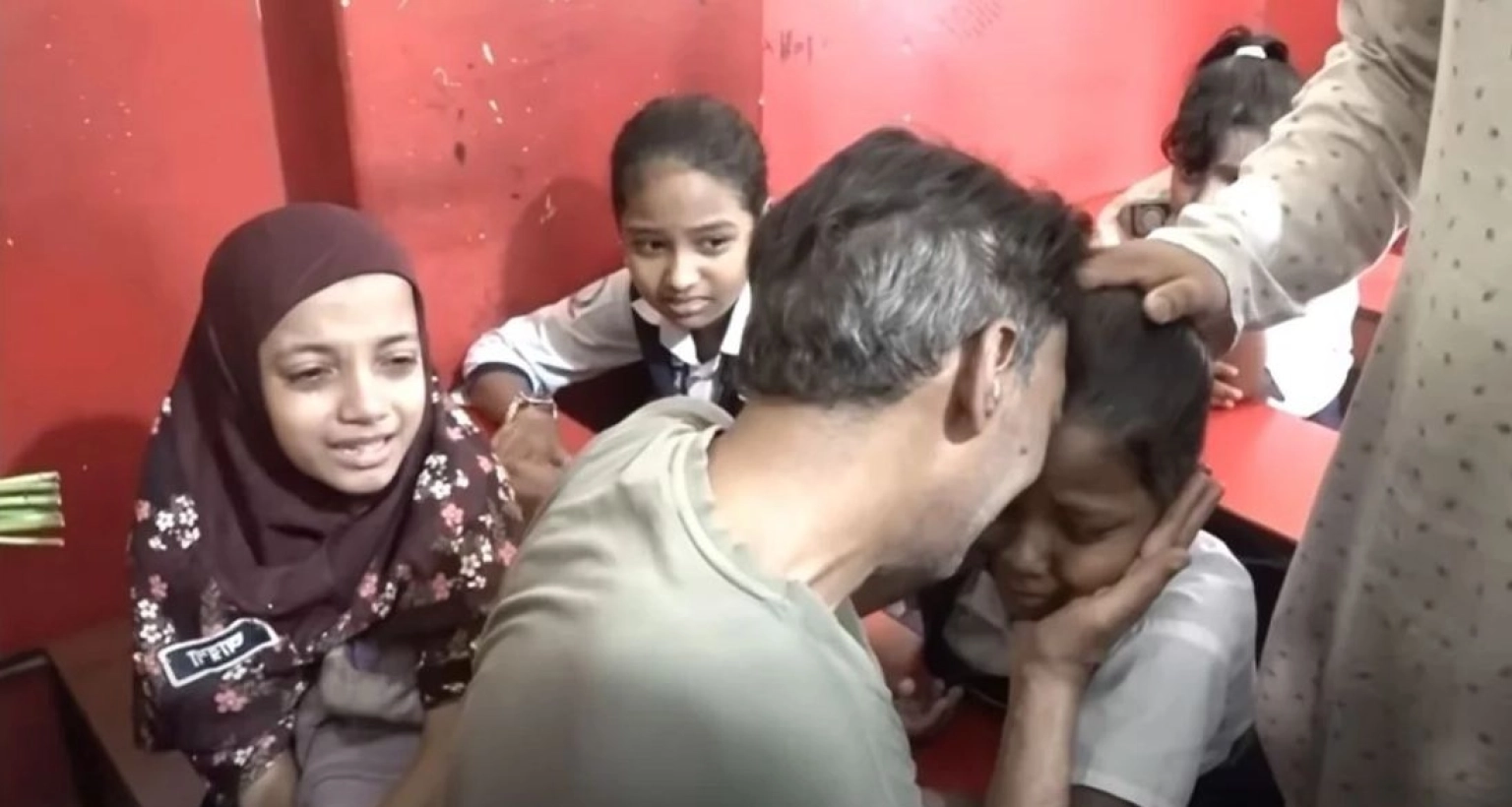 শ্রেণিকক্ষে-কাঁদছেন-রামিসার-বাবা-কাঁদছেন-সহপাঠীরা
