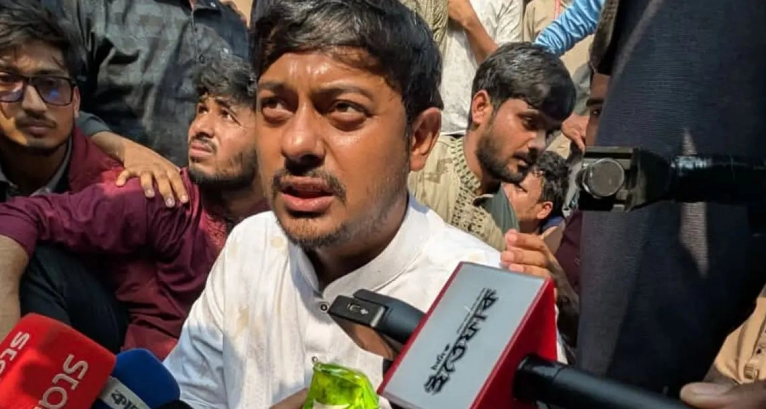 নাসীরুদ্দীন পাটওয়ারীর ওপর হামলা, হকিস্টিক দিয়ে আঘাত