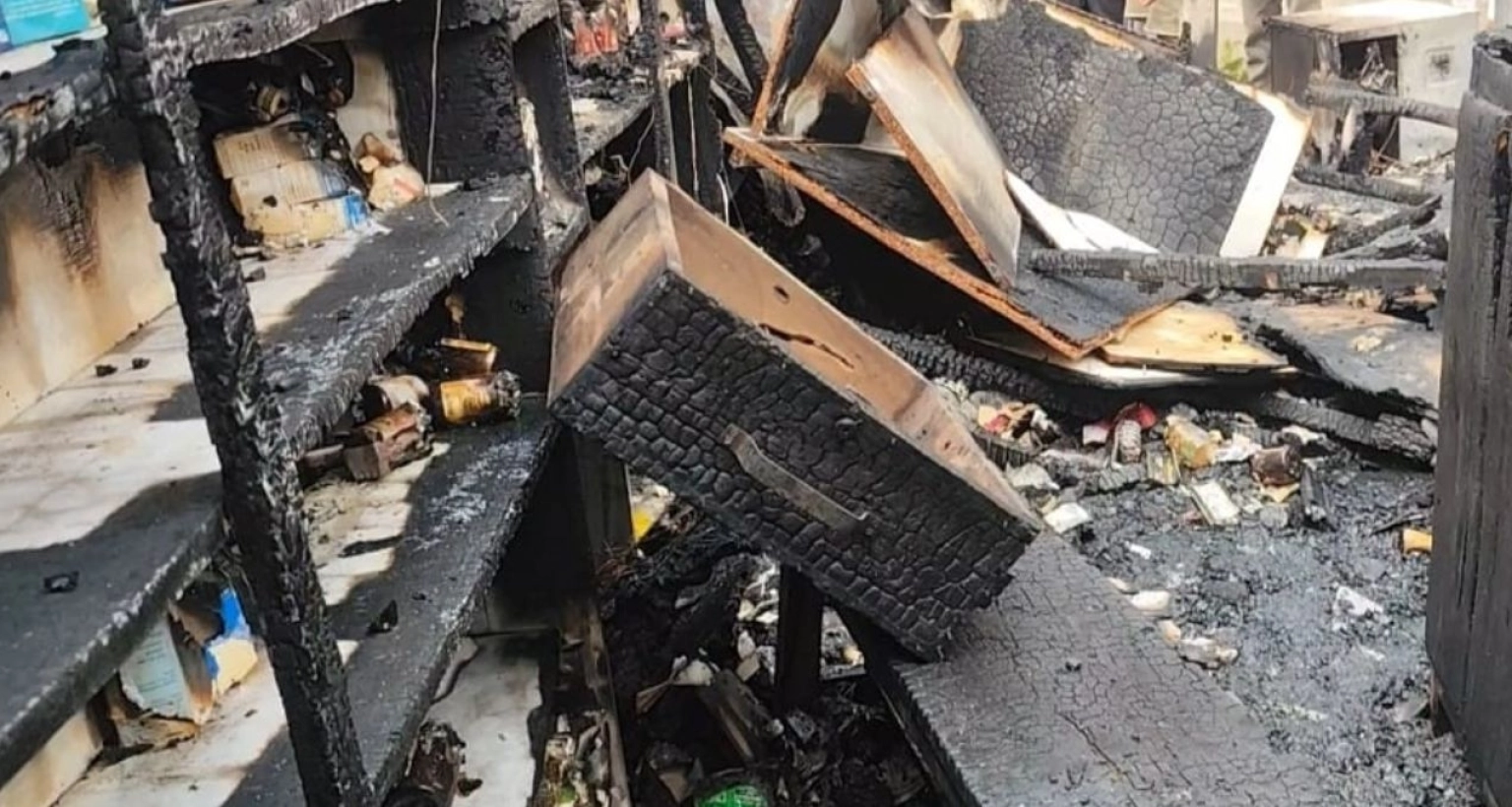 সেবা মেডিসিন হল, পপুলার ফার্মেসি, আনু স্টোর ও চায়ের দোকান সম্পূর্ণ পুড়ে ছাই