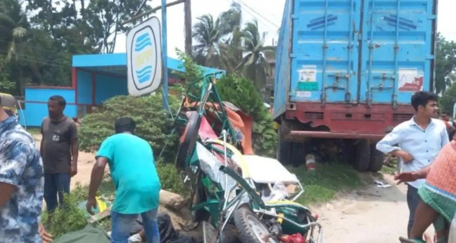 যশোরে ত্রিমুখী সংঘর্ষে ৩ জনের মৃত্যু, কাভার্ড ভ্যানে আগুন 