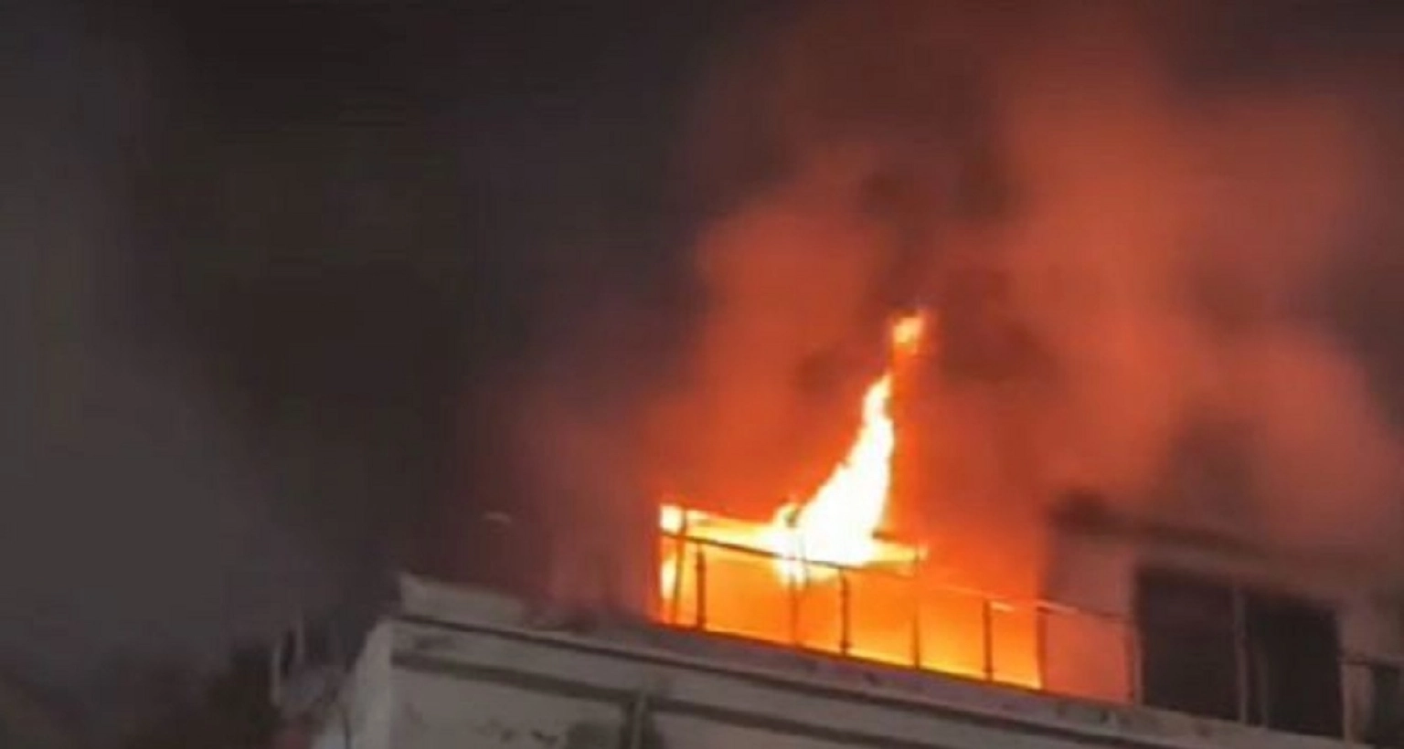 রাজধানীতে বহুতল ভবনে আগুন