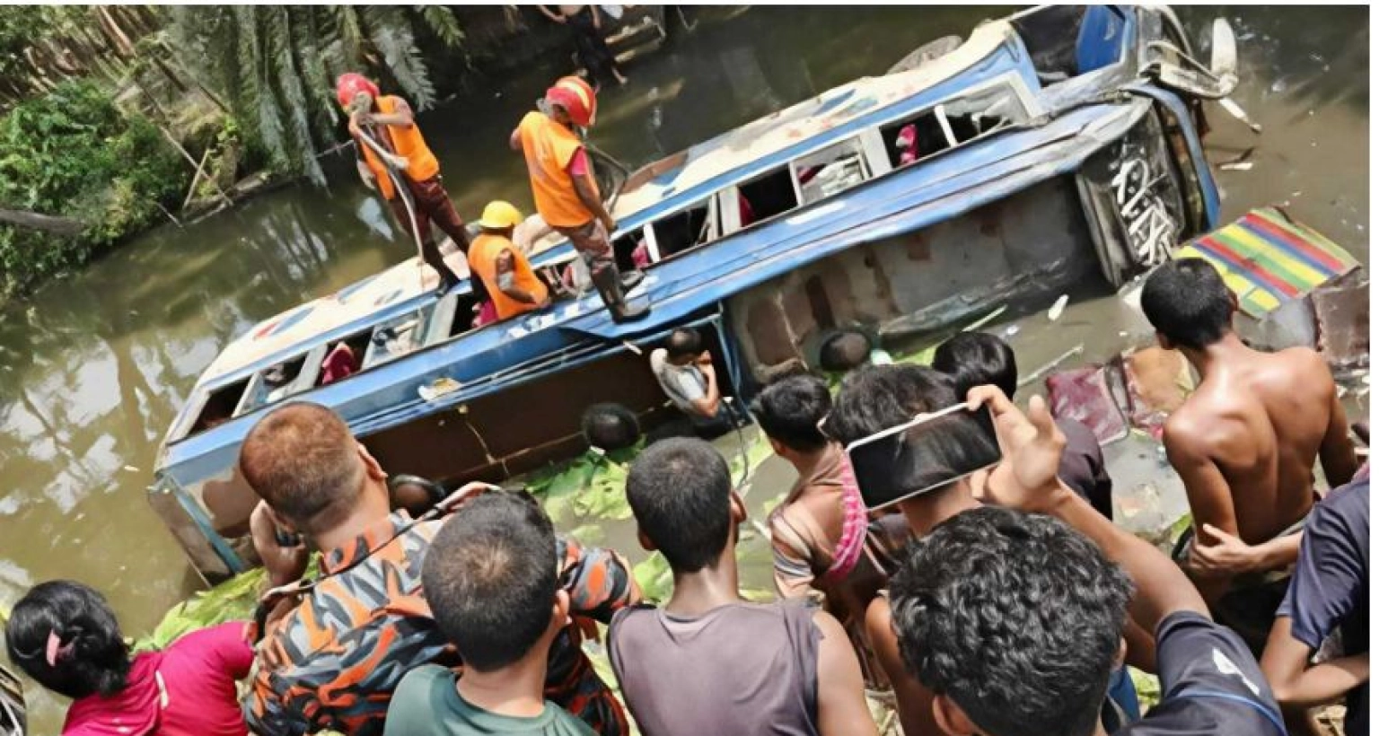  নিয়ন্ত্রণ হারিয়ে রাস্তার পাশের পুকুরে যাত্রীবাহী বাস