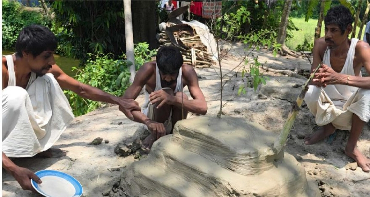 ক্ষুধার কষ্টে খাবারের প্লেট হাতে মায়ের কবরের পাশে বসে থাকেন তিন প্রতিবন্ধী ভাই