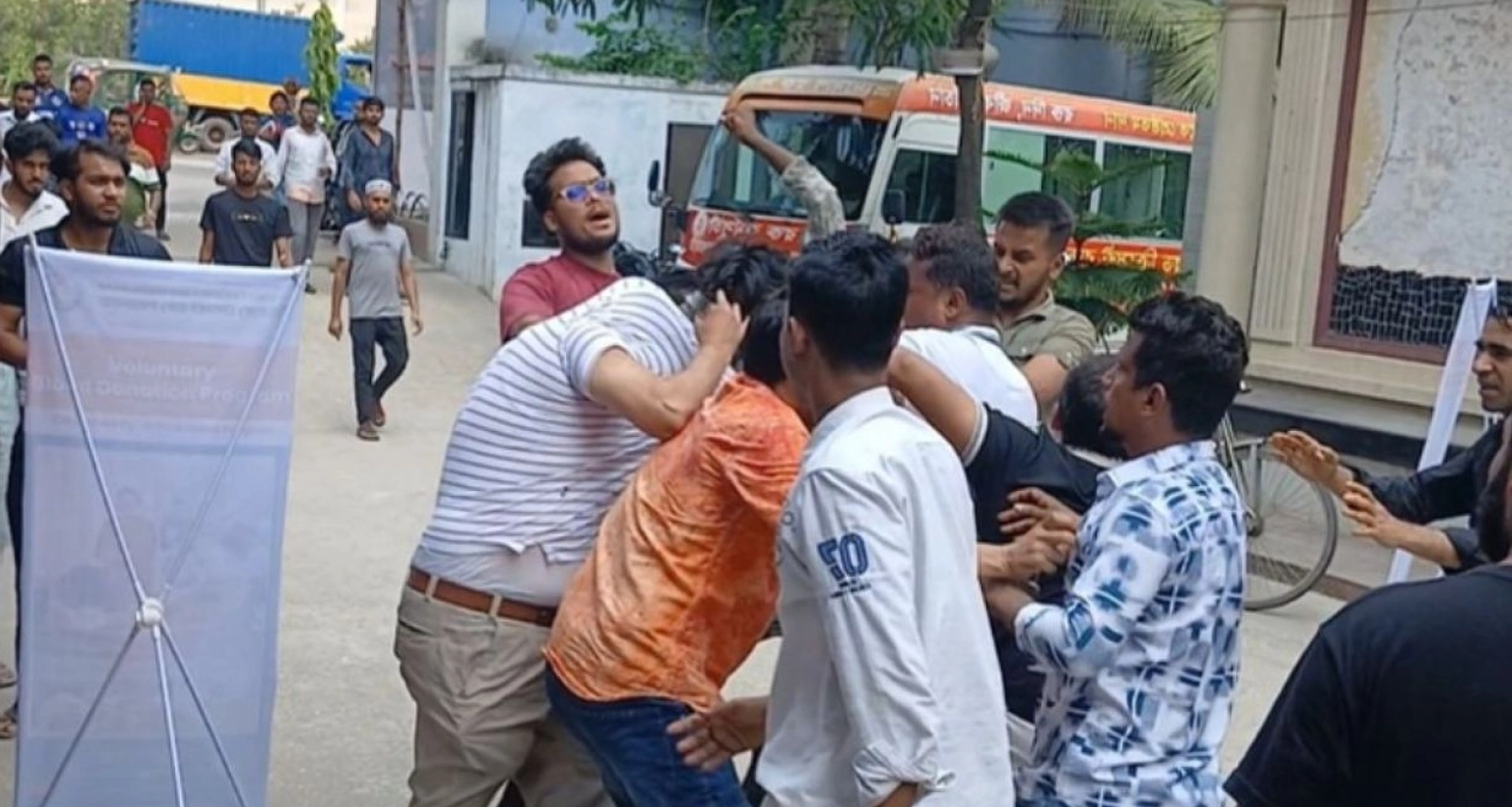 বিএনপি নেতাকে কিল-ঘুষি