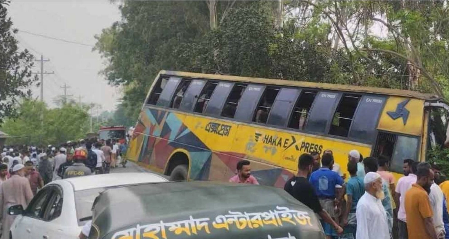 বাসচাপায় ঘটনাস্থলেই ৩ যাত্রীর মৃত্যু