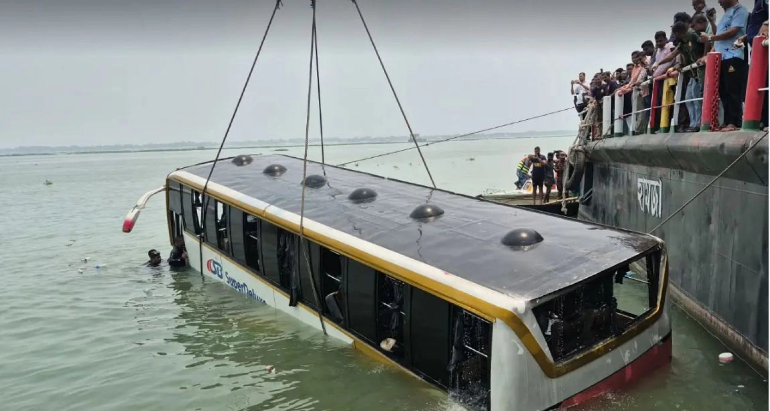 উদ্ধার করা হলো পদ্মায় ডুবে যাওয়া সেই বাস, যাত্রী ছিল ৩৮ জনের মতো