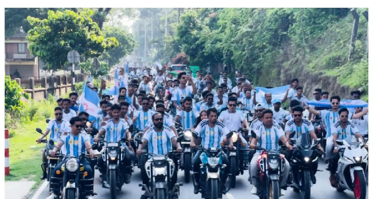 দোকানপাট বন্ধ রেখে, কাজকর্ম ফেলে হাজার হাজার মানুষ এখানে এসে জড়ো হয়েছে