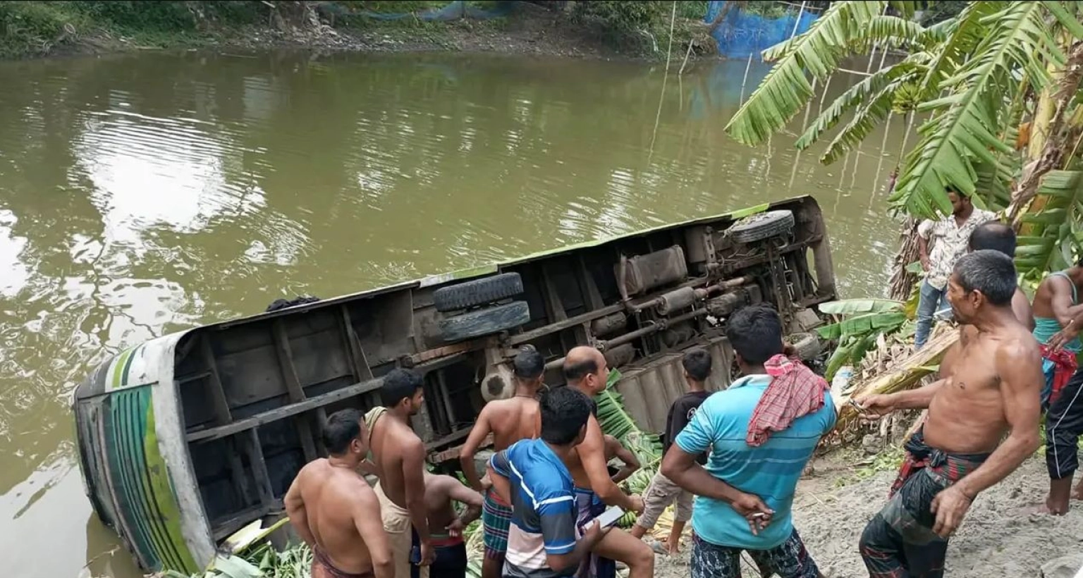 নিয়ন্ত্রণ-হারিয়ে-যাত্রীদের-নিয়ে-বাস-পুকুরে