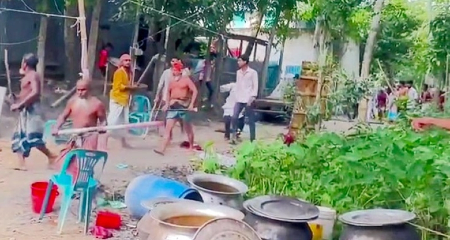 বিয়েবাড়িতে মাংস না খেয়ে জমাচ্ছিলেন টেবিলের নিচে, অতঃপর...