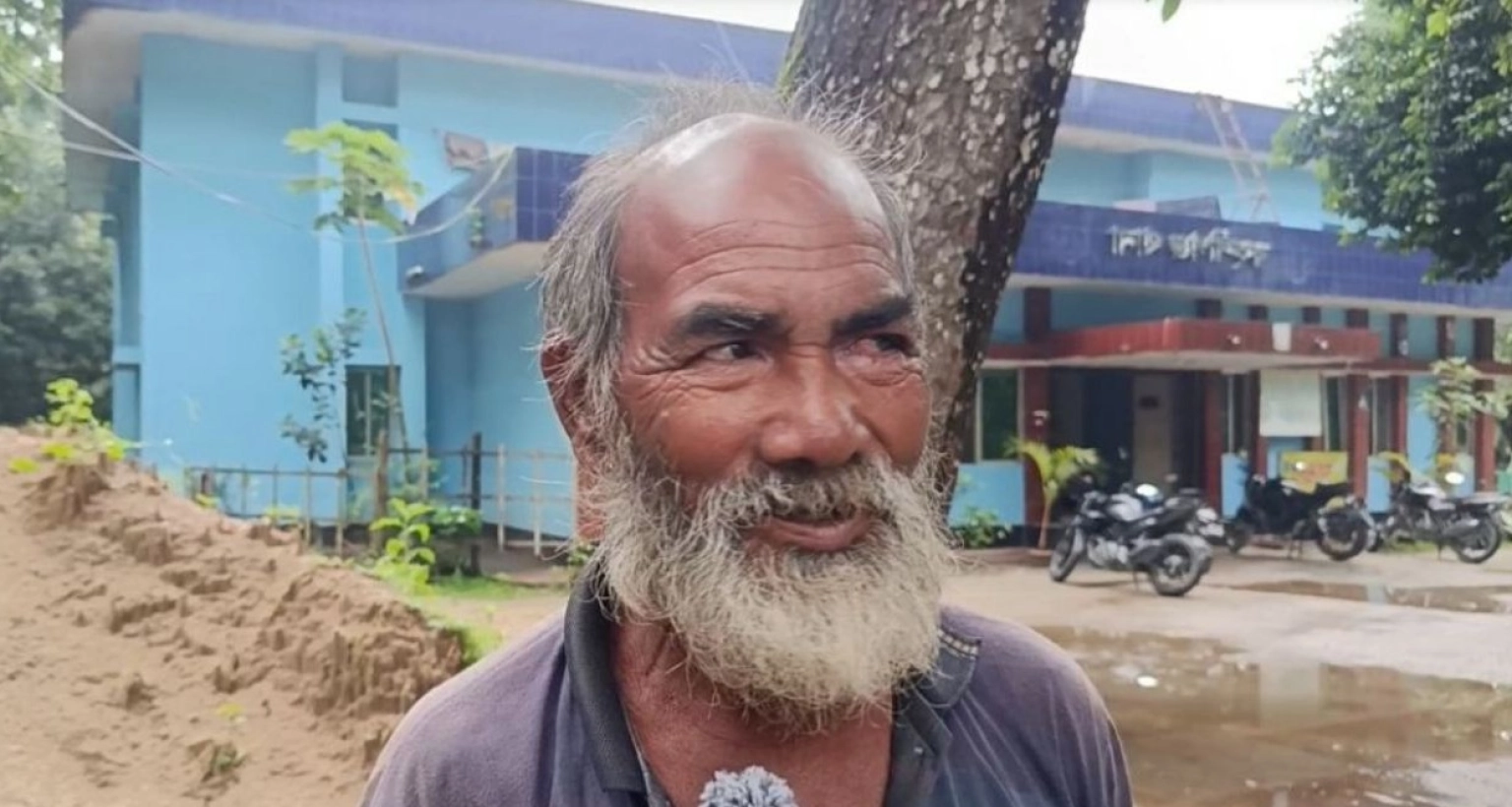 উদ্ধার-করা-হয়েছে-শূন্যরেখায়-আটকা-পড়া-সেই-বৃদ্ধকে-জানা-গেছে-পরিচয়