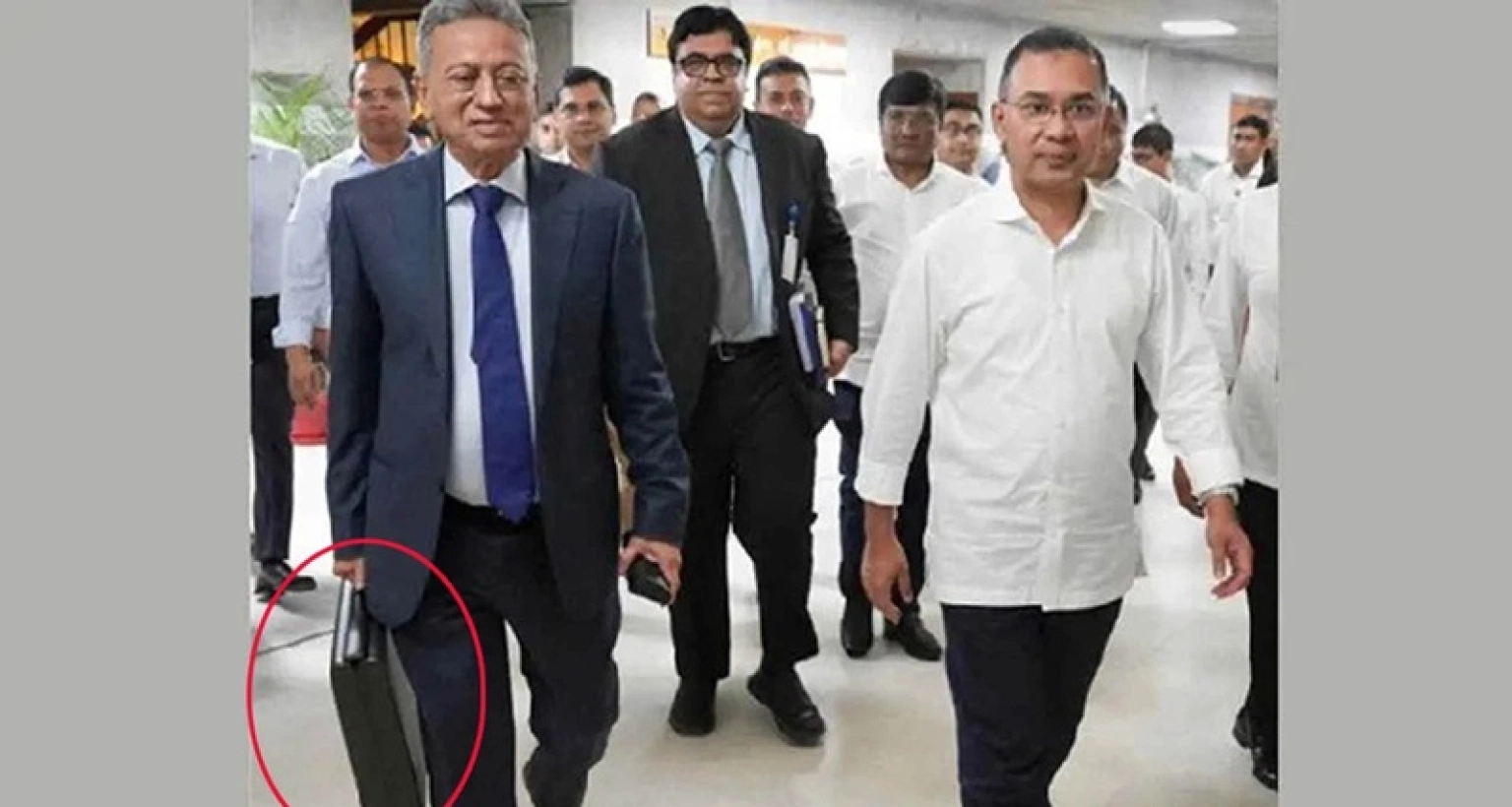 অর্থমন্ত্রী কেন ব্রিফকেস নিয়ে সংসদে আসেন, কী থাকে এতে?