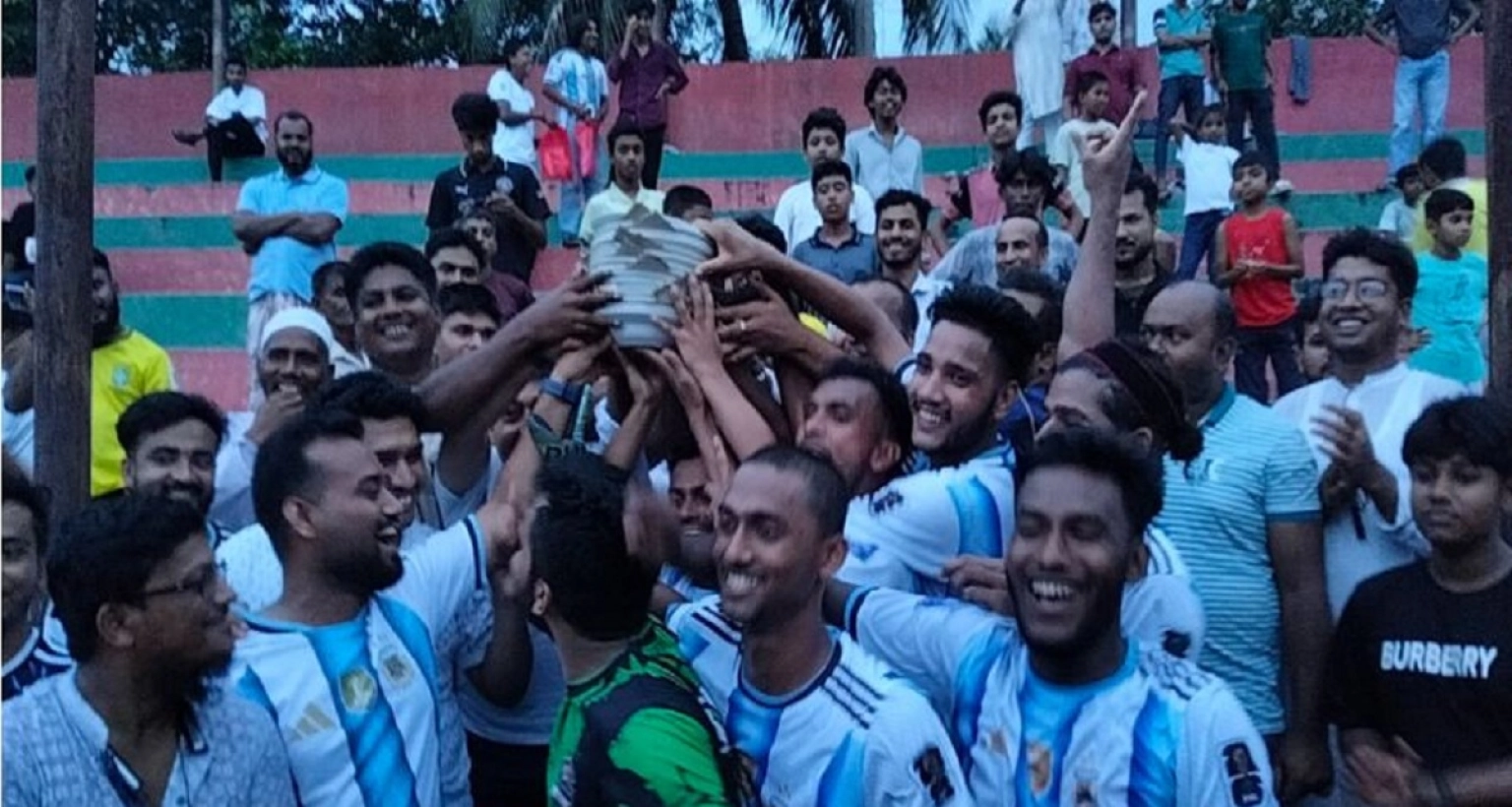 ২-১ গোলে শেষ হলো আর্জেন্টিনা-ব্রাজিল সমর্থক দলের খেলা