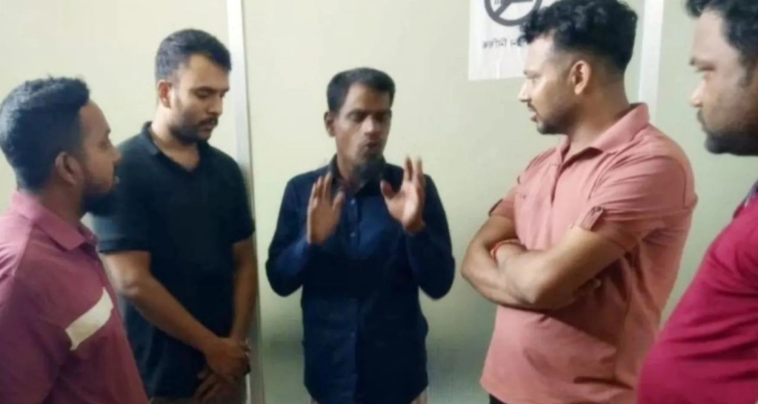 কুড়িয়ে-পাওয়া-২০-লাখ-টাকা-ফেরত-দিয়ে-নৈশপ্রহরীর-সততার-বিরল-নজির-স্থাপন