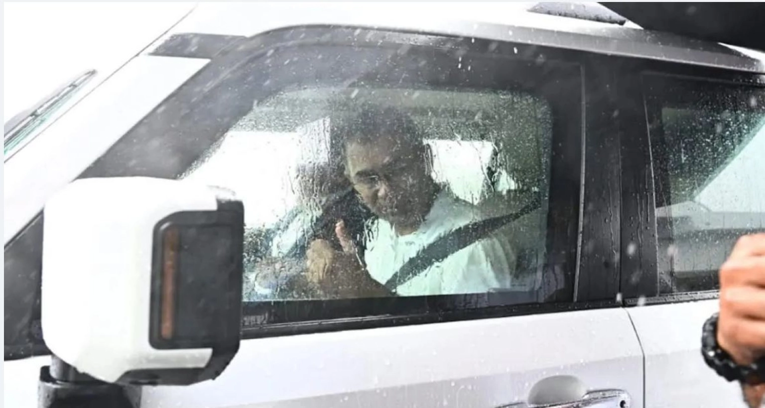 বিমানবন্দরে নেমেই স্বরাষ্ট্রমন্ত্রীকে পাশে বসিয়ে গাড়ি চালালেন প্রধানমন্ত্রী